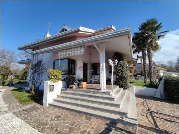 Case e ville in vendita di 338 m² in Via Bando