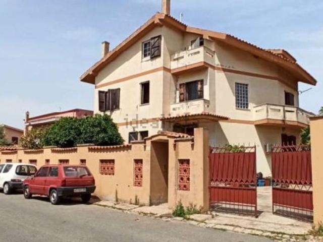 Case e ville in vendita di 338 m² in Via delle Vigne, 39