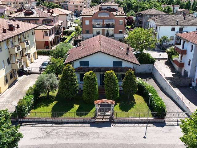 Case e ville in vendita di 338 m² in Via di Mezzo, 75