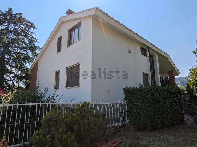 Case e ville in vendita di 338 m² in Via Traforo, 34