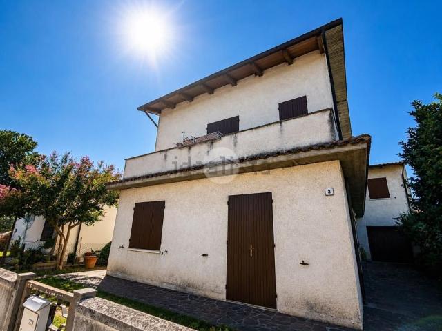 Case e ville in vendita di 338 m² in Via Vittorio Veneto, 3