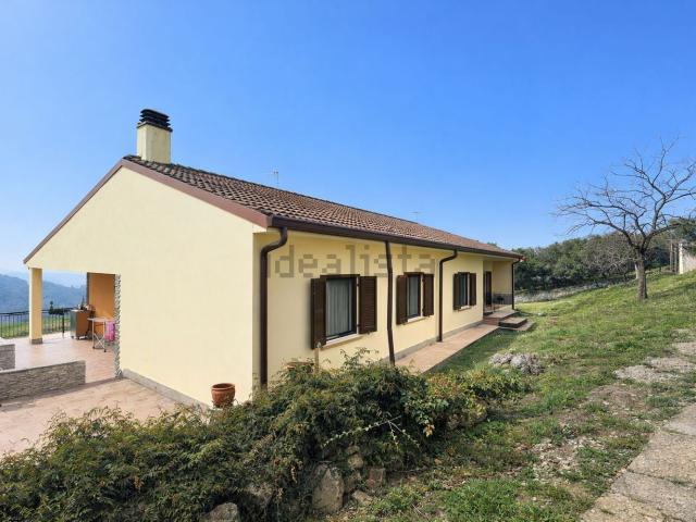 Case e ville in vendita di 339 m² in Via Bonuzzo Sant&apos  Anna