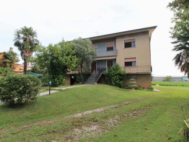 Case e ville in vendita di 339 m² in Via Galoppat