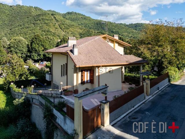 Case e ville in vendita di 339 m² in Via della Scuola