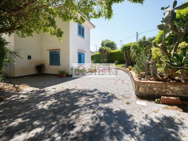 Case e ville in vendita di 340 m² in Via Catalano