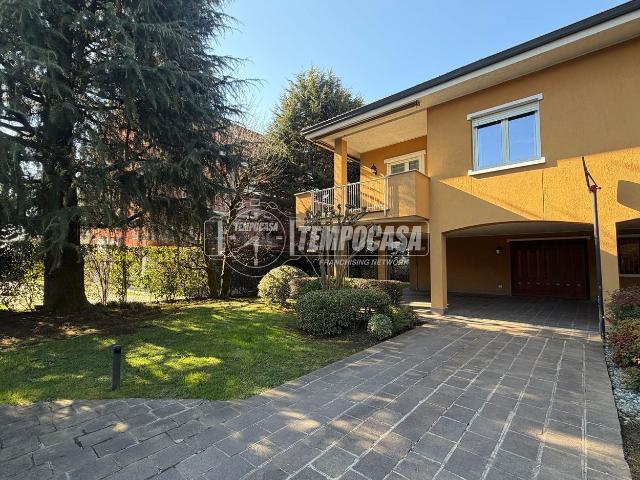 Case e ville in vendita di 340 m² in Via Ceppo, 9