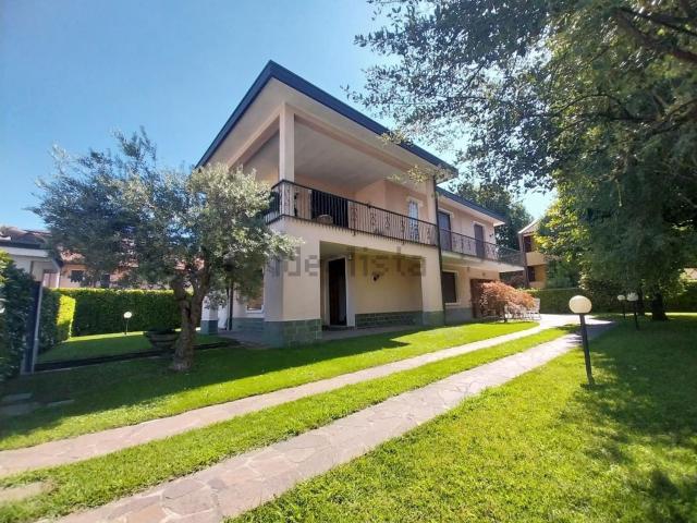 Case e ville in vendita di 340 m² in Via A. Toscanini, 7