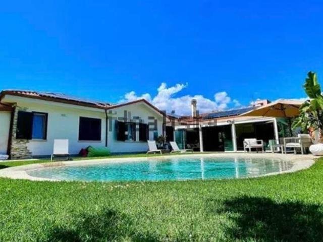 Case e ville in vendita di 340 m² in Via Anxur