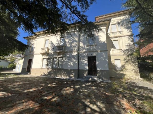 Case e ville in vendita di 340 m² in Via Belvedere
