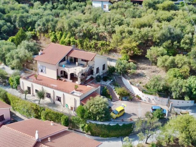 Case e ville in vendita di 340 m² in Via Gavotti