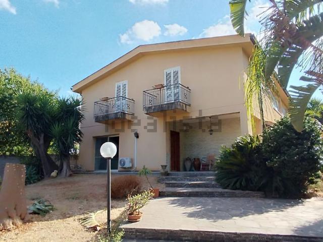 Case e ville in vendita di 340 m² in Via Giuseppe Arici