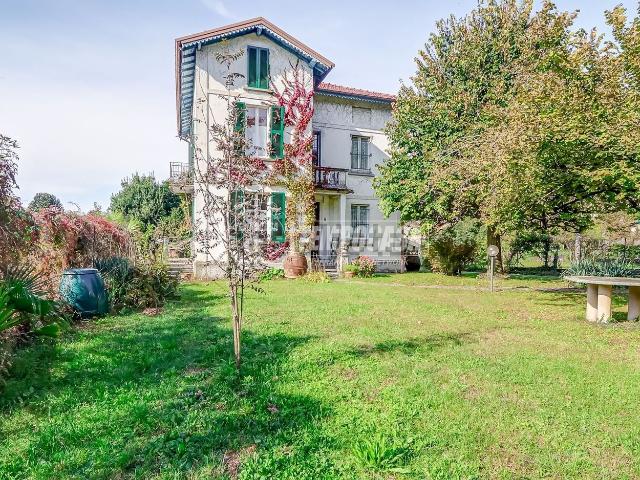 Case e ville in vendita di 340 m² in Via Giuseppe Garibaldi, 19