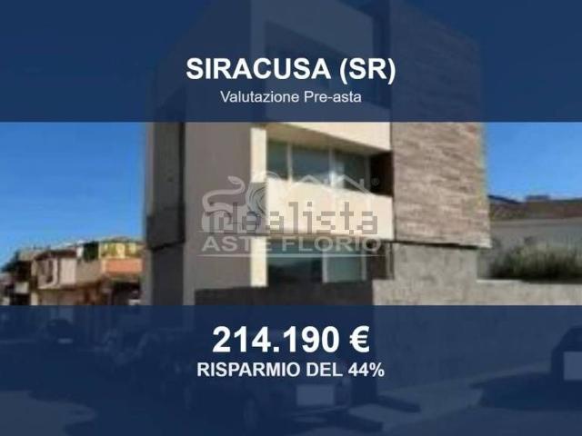 Case e ville in vendita di 340 m² in Via degli Aceri, 20