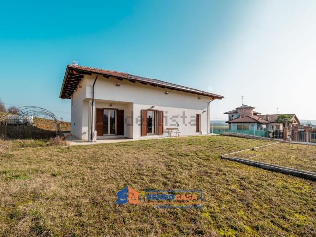 Case e ville in vendita di 340 m² in Via dei Girasoli, 31