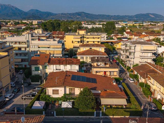 Case e ville in vendita di 340 m² in Via dei Lecci, 73