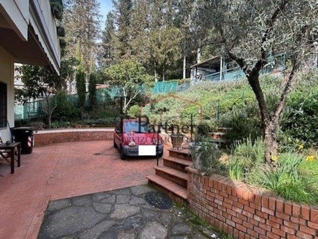 Case e ville in vendita di 340 m² in Via delle Fonti