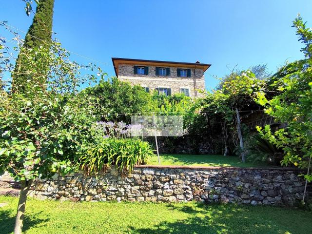 Case e ville in vendita di 340 m² in Via delle Tre Fontane, 94