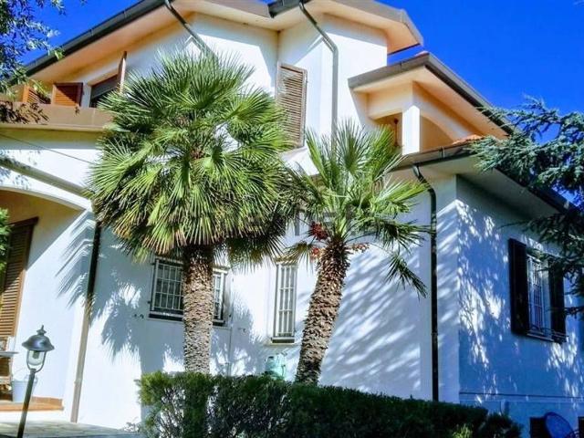 Case e ville in vendita di 340 m² in Via di Serragrande