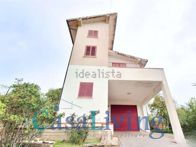 Case e ville in vendita di 340 m² in Via Esterna Strazzasiti