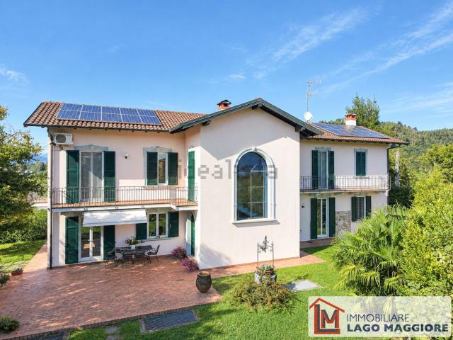 Case e ville in vendita di 340 m² in Via Idroscalo