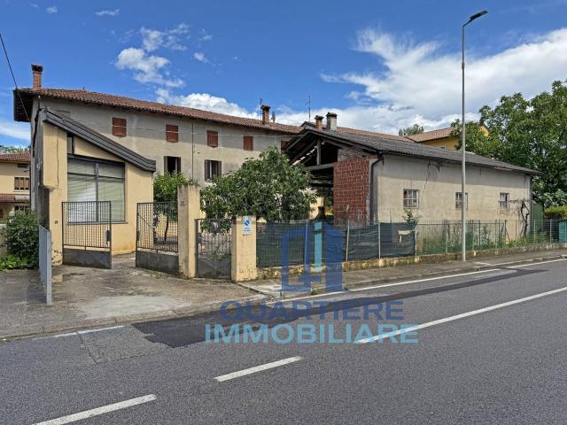 Case e ville in vendita di 340 m² in Via IV Novembre, 45