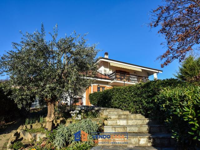 Case e ville in vendita di 340 m² in Via Monte Capretto, 24