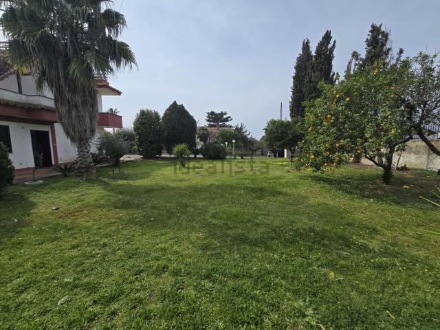 Case e ville in vendita di 340 m² in Via Montenuovo Licola Patria, 124