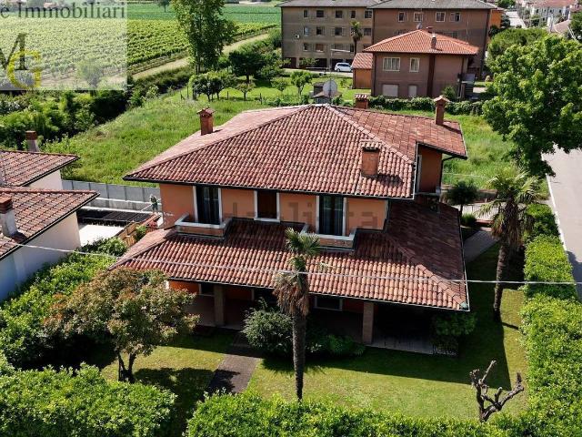 Case e ville in vendita di 340 m² in Via Madonna