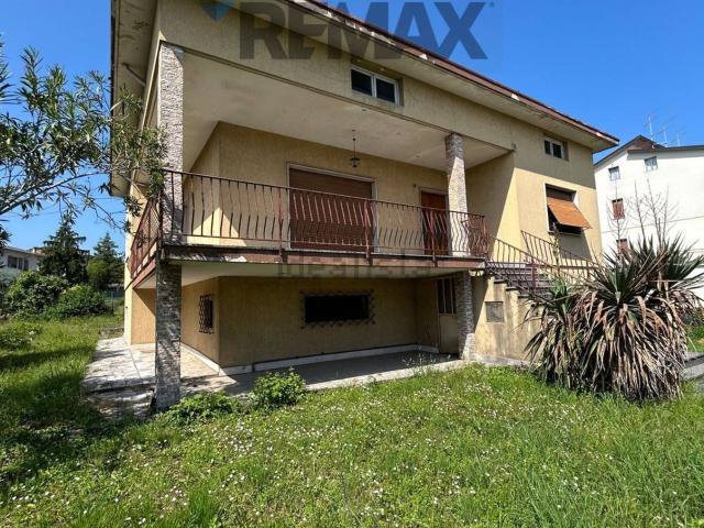 Case e ville in vendita di 340 m² in Via Mantovana, 32