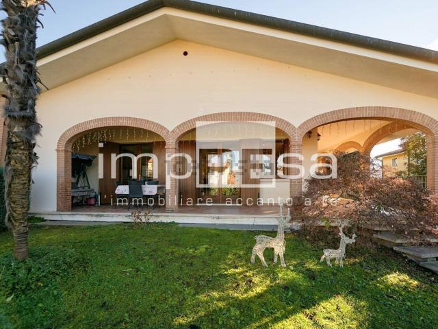 Case e ville in vendita di 340 m² in Via Marmolada, 1