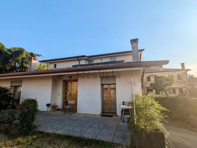Case e ville in vendita di 340 m² in Via Salvo D&apos Acquisto, 7