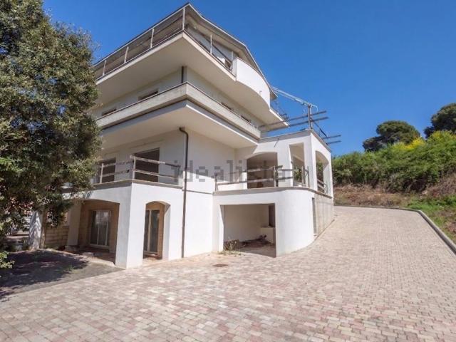 Case e ville in vendita di 340 m² in Via San Donato, 110