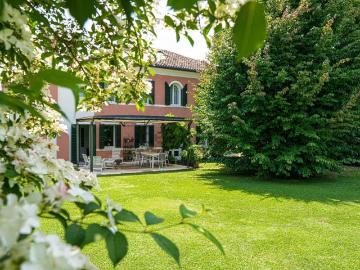 Case e ville in vendita di 340 m² in Via San Pio X
