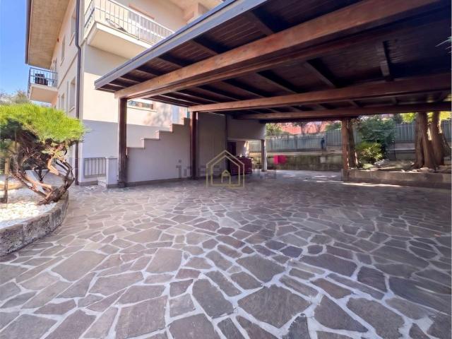 Case e ville in vendita di 340 m² in Via Scuole