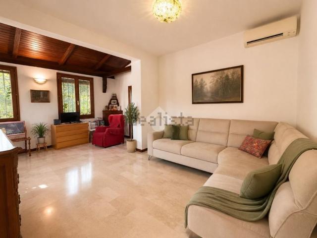 Case e ville in vendita di 340 m² in Via Pinosa, 97