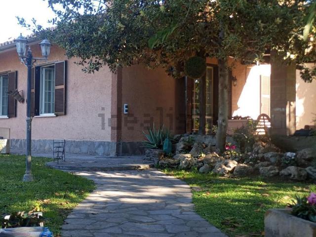 Case e ville in vendita di 340 m² in Via Predoi