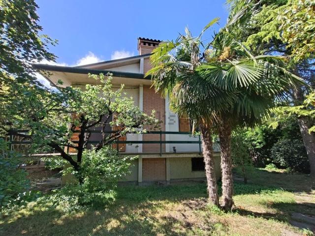 Case e ville in vendita di 340 m² in Via Quarantola, 28