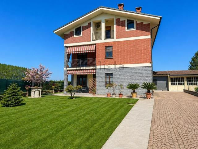 Case e ville in vendita di 340 m² in Via Rovarino