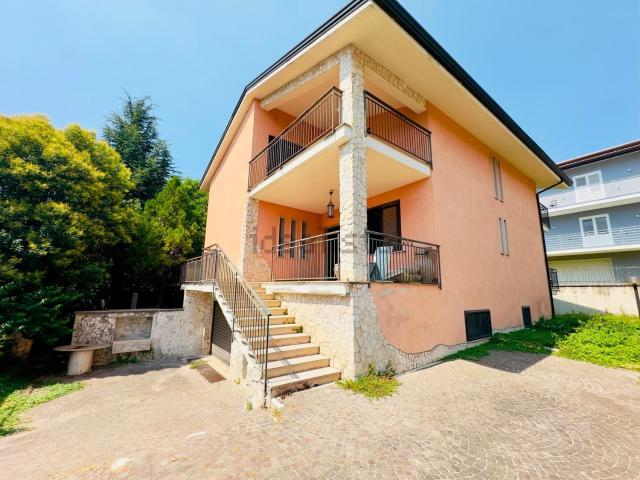 Case e ville in vendita di 340 m² in Via Taverna Campanile