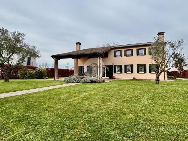 Case e ville in vendita di 340 m² in Via Vigonovese