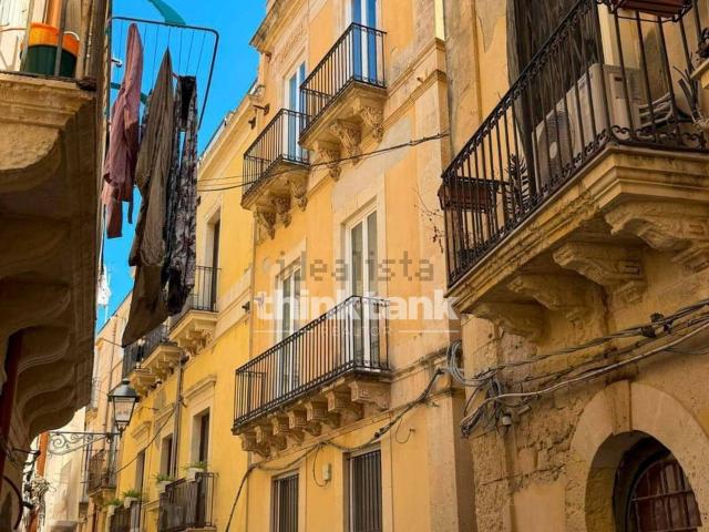 Case e ville in vendita di 340 m² in Via Vincenzo Mirabella