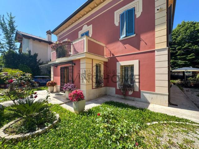 Case e ville in vendita di 340 m² in Viale Gaetano Donizetti, 32