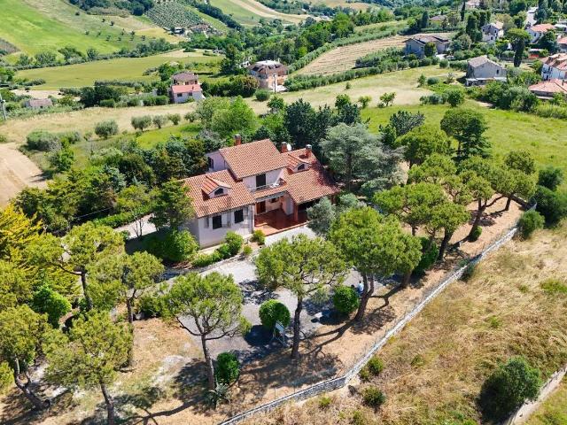 Case e ville in vendita di 340 m² in Contrada Colle Sant&apos Angelo, 18