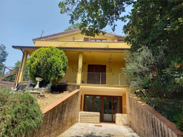 Case e ville in vendita di 340 m² in Strada del Sole, 12
