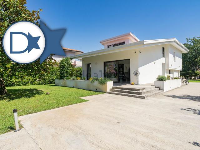 Case e ville in vendita di 341 m² in Via dei Tigli, 68