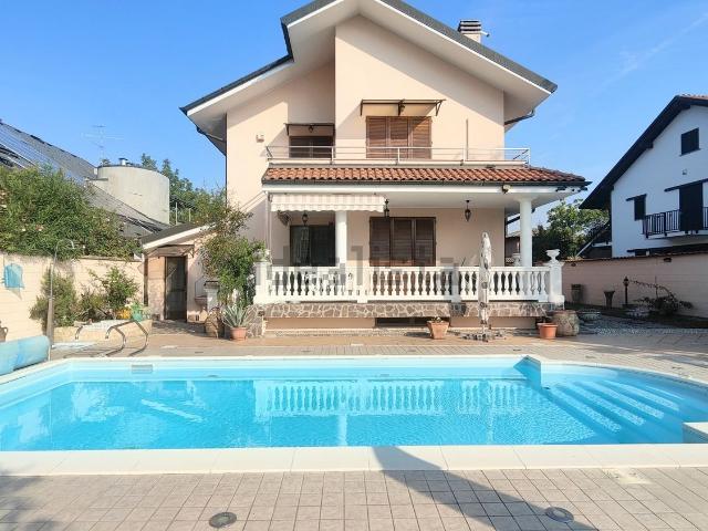 Case e ville in vendita di 341 m² in Via Tiziano, 44