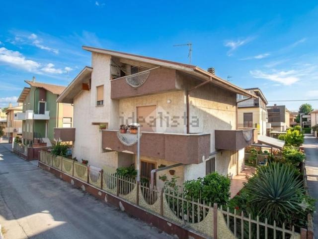 Case e ville in vendita di 341 m² in Via Vomano, 12