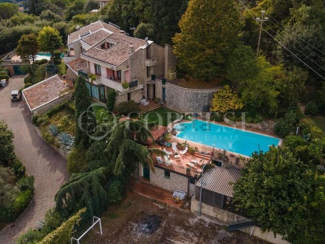 Case e ville in vendita di 342 m² in Via Colle di Velva, 1