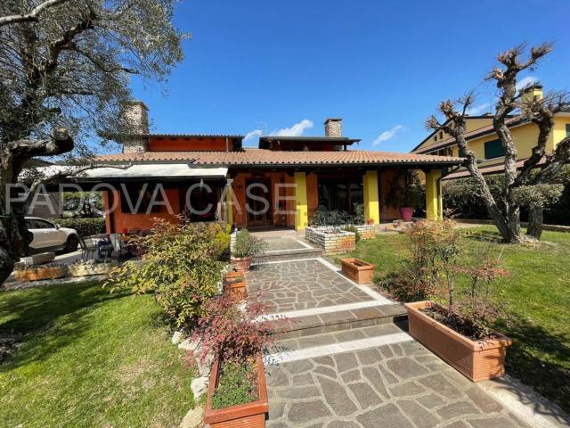 Case e ville in vendita di 342 m² in Via Campolino