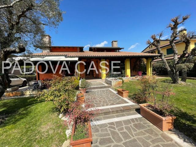 Case e ville in vendita di 342 m² in Via Campolino